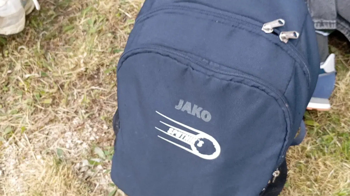 Ein Rucksack beim Newscamp: Weil sein Träger anonym bleiben will, muss der Rucksack ran. Er hat schon Ausschau nach anderen Rucksäcken und Taschen gehalten, um sich mit ihnen auszutauschen.