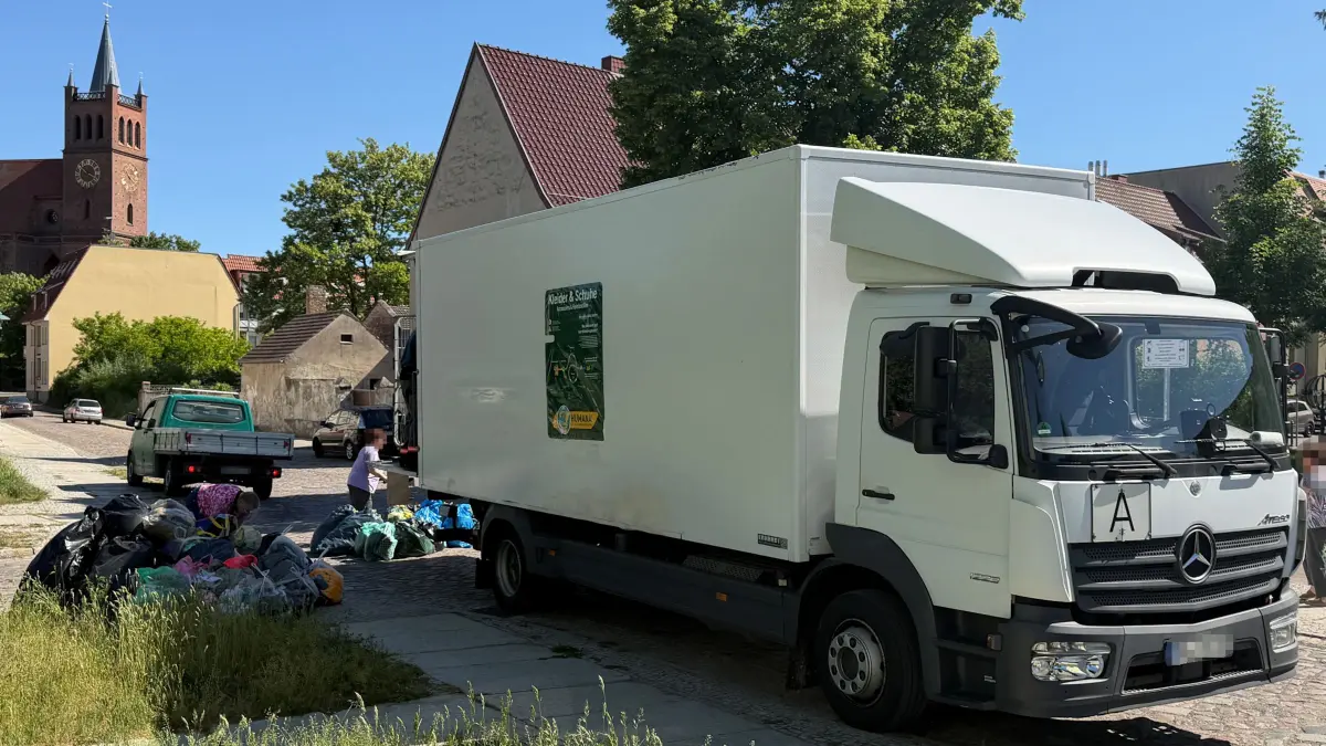 Altkleidersammlung in Müncheberg: Schon nach wenigen Minuten türmten sich die Säcke vor dem Sammelmobil.
