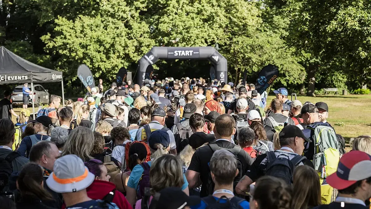 Teilnehmerinnen und Teilnehmer warten beim Hiking Hero 2025 in Bernau auf den Start. Auch in diesem Jahr werden beim Wandermarathon viele Wanderer erwartet – diesmal allerdings bei Temperaturen von bis zu 33 Grad.