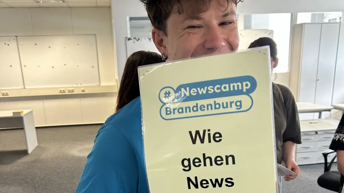 Volontär Leon Gerleit führt die Schülergruppen durch das Newscamp.