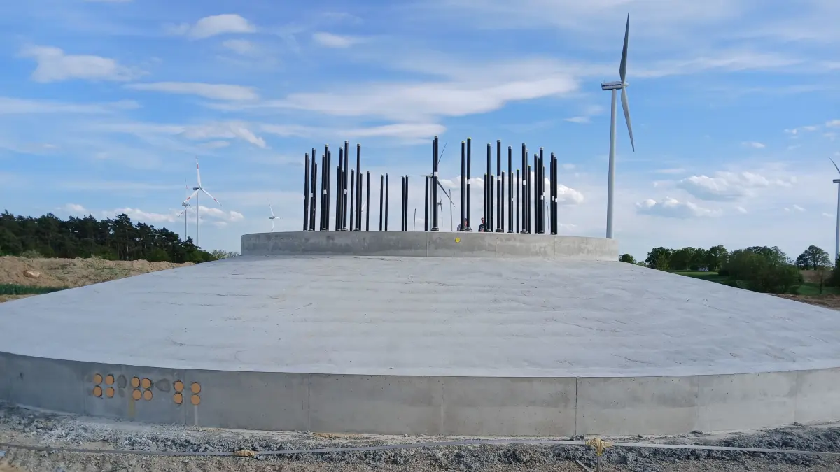 Das gigantische Fundament für ein neues Windrad in Crussow bei Angermünde ist fertig. Hier sollen sechs neue Riesen-Anlagen gebaut werden. Doch die Baustelle grenzt an ein sensibles Artenschutz-Biotop. Deshalb verhängte das Landesumweltamt vorläufig einen Baustopp.