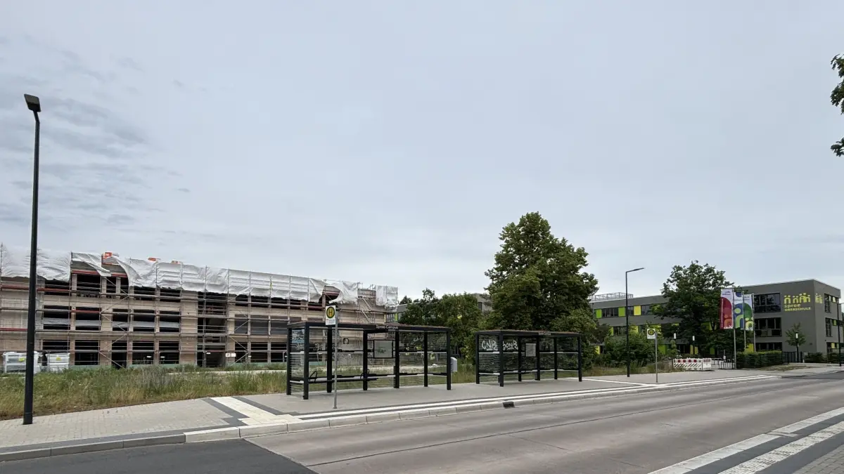 Spree-Campus in Fürstenwalde: An der Beeskower Chaussee lässt der Landkreis Oder-Spree aktuell die Spree-Grundschule (l.) bauen. Da sie bis zum Schulstart im August nicht fertig wird, werden die Erstklässler nebenan in der Spree-Oberschule (r.) untergebracht. Bei der Elternversammlung kam es zum Eklat zwischen Bürgermeister und Schulleiter – was dazu das Ministerium für Bildung, Jugend und Sport ( MBJS ) sagt.