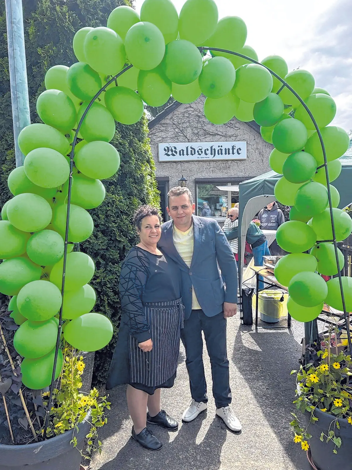 Sandra und Bekim Schönrowski vor der Waldschänke Schlaubehammer: Mit der Wiedereröffnung beginnt für die traditionsreiche Ausflugsgaststätte ein neues Kapitel.