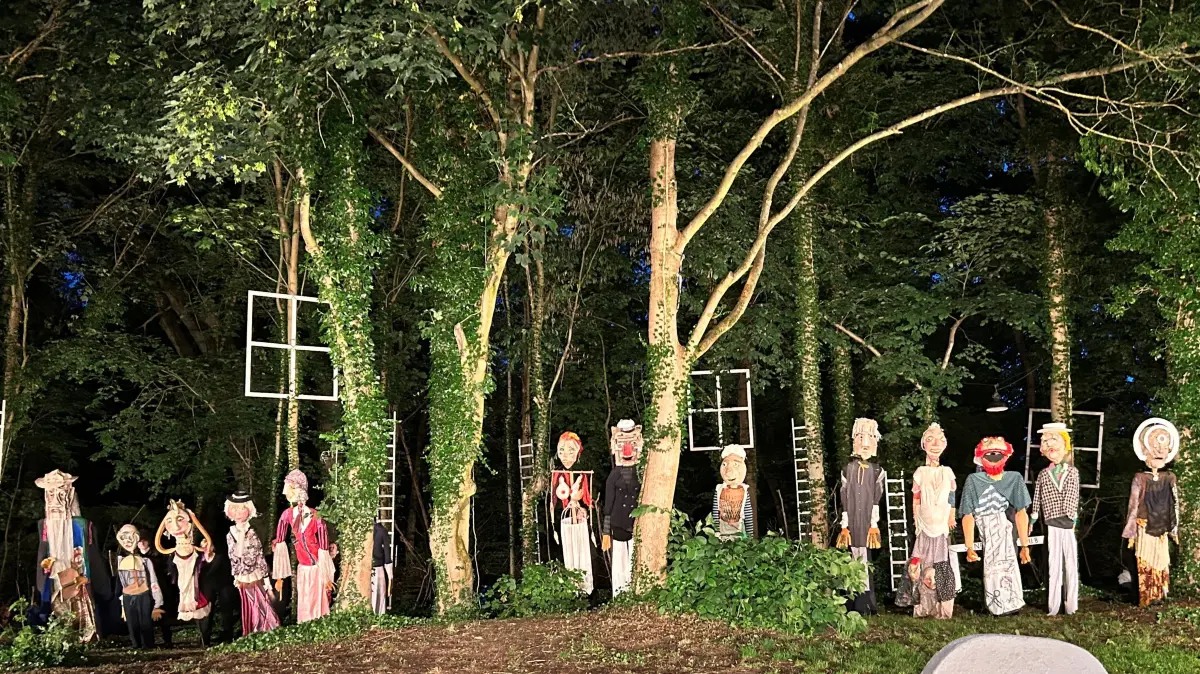 "Unter dem Milchwald" in Netzeband. Die überlebensgroßen Figuren werden von Laiendarstellern an langen Stäben geführt. Die Mitwirkenden kommen aus der ganzen Umgebung.