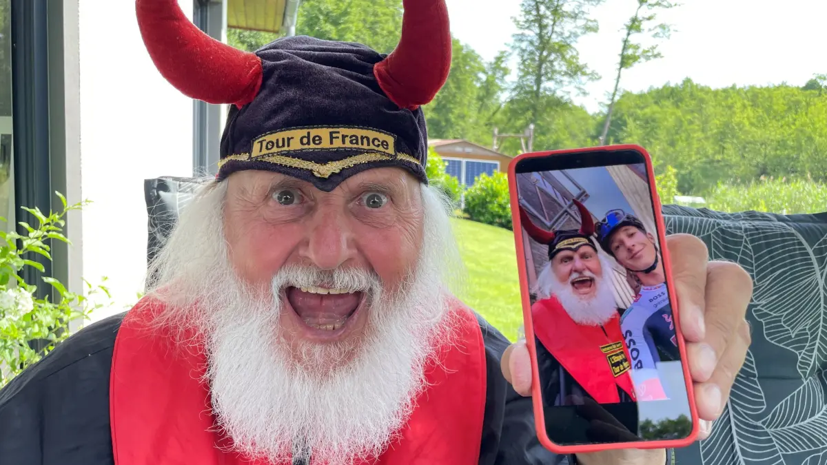 Didi Senft aus Storkow kennt alle Fahrer der Tour de France, auch mit dem Deutschen Florian Lipowitz gab es schon ein Foto.