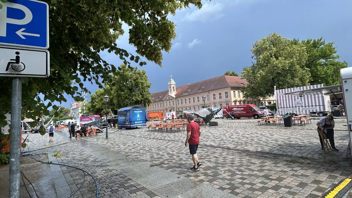 Das Street Food Festival auf dem Schulplatz musste wegen massiver Schäden in den Abend hinein verschoben werden.