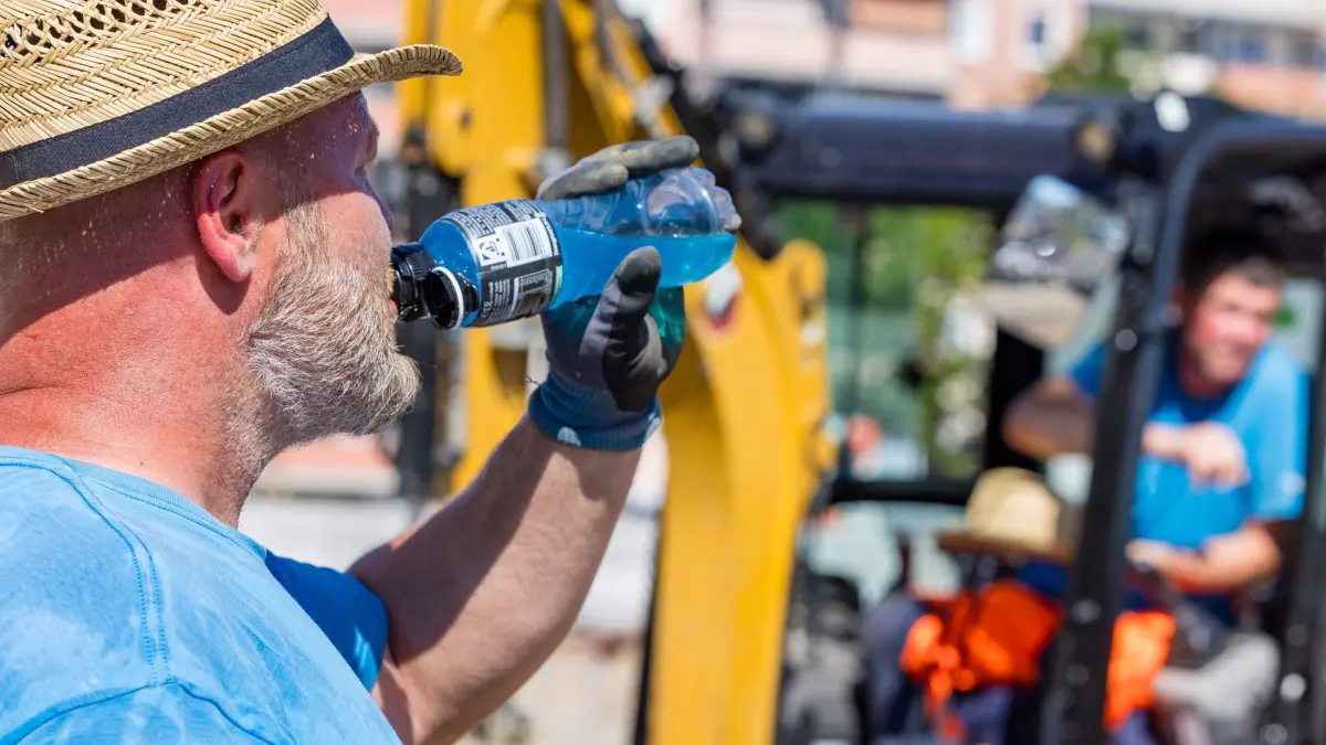 Hitze in Brandenburg: 19.06.2026, Brandenburg, Cottbus: Ein Arbeiter einer Tiefbaufirma trinkt auf der Baustelle. Die Temperaturen übersteigen heute bereits am Vormittag die 30-Grad-Marke Foto: Frank Hammerschmidt/dpa +++ dpa-Bildfunk +++
