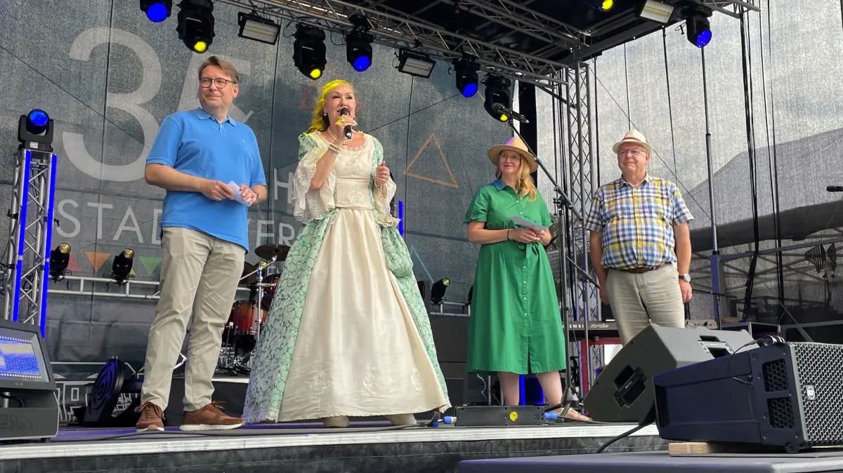 Stadtfest Oranienburg 2026, Eröffnung vor dem Schloss auf der Stadtwerke-Bühne mit (von links) Olaf Lüke, ViVivienne Netzeband, Jennifer Collin-Feeder, Dirk Blettermann