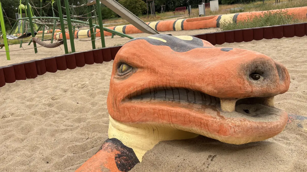 Die erste Hitzewelle des Sommers rollt. Die Spielplätze in Beeskow sind nur bedingt vorbereitet. Die Wasserschlange beispielsweise funktioniert noch nicht.