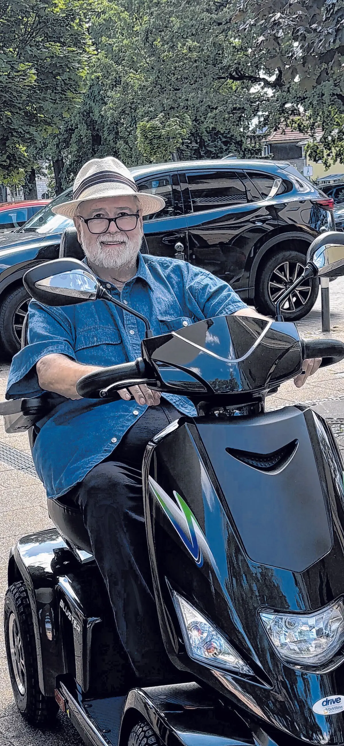 Ein gern gesehener Gast: Peter Farr, der langjährige Organisator des Heimatfestes und fester Bestandteil – wenn auch jetzt nur noch als Besucher im Rollstuhl sagt: „Danke für die schöne Zeit, es hat mir Freude bereitet, das Heimatfest so viele Jahre lang zu organisieren und immer wieder neue Highlights auf die Bühne zu bringen. Und ich möchte den vielen Ehrenamtlern danken, ohne deren Einsatz solch ein Fest gar nicht möglich wäre.“⇥ Foto: privat