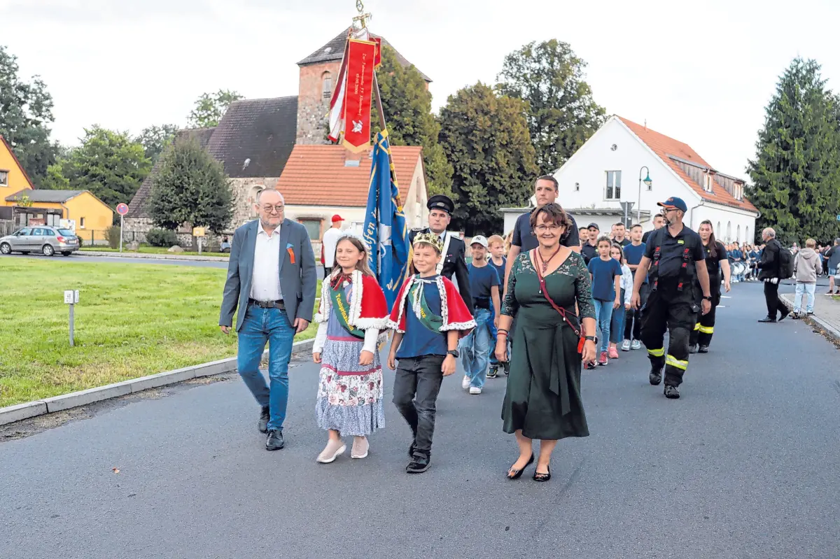 Auch gesellschaftlich bringt sich die Feuerwehr ein, hier einige Kameraden beim Umzug zum alljährlichen Teichfest.