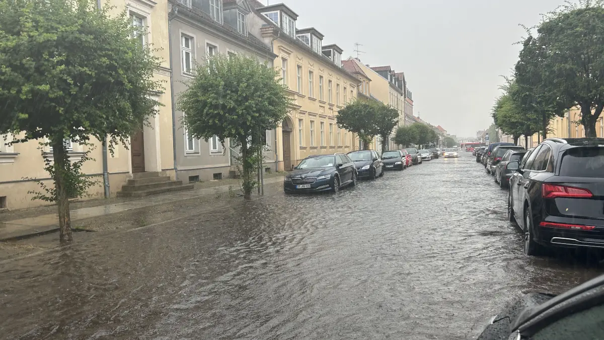 Neuruppins Straßen, wie hier die Präsidentenstraße, waren teils überflutet.