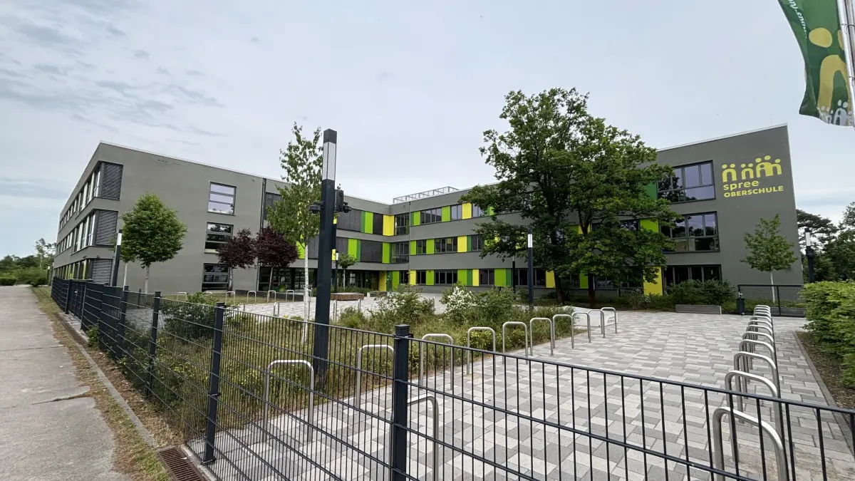Schauplatz des Eklats: Im Foyer der Spree-Oberschule in Fürstenwalde fand die Elternversammlung für die künftigen Erstklässler der neuen Grundschule statt. Dabei gerieten Schulleiter und Bürgermeister aneinander. Der Landkreis als Träger der Schule sieht den Vorfall klar.