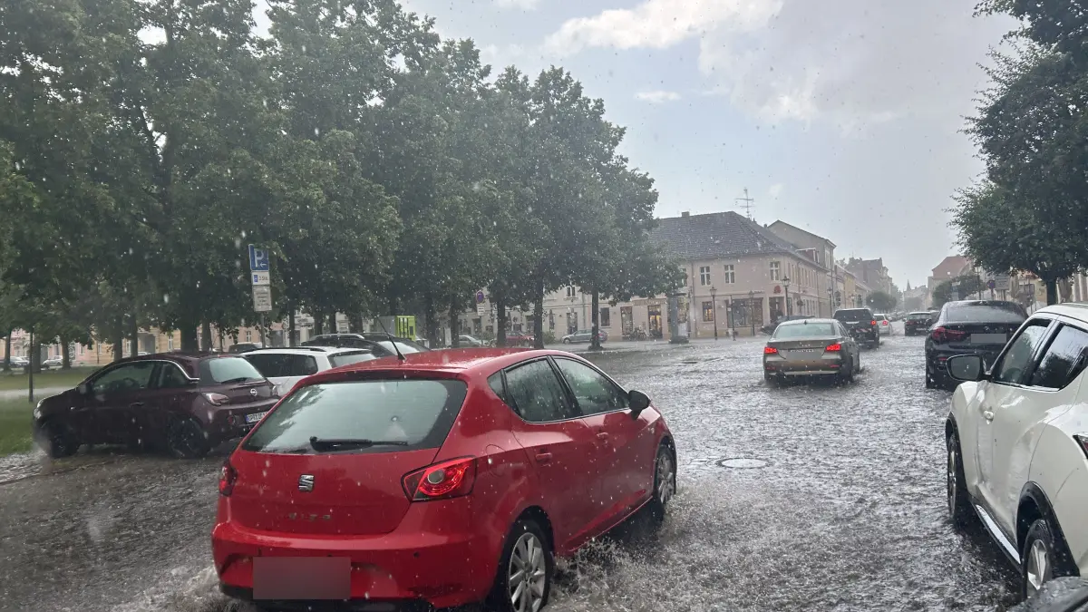 Neuruppins Straßen, wie hier die Präsidentenstraße, waren teils überflutet.
