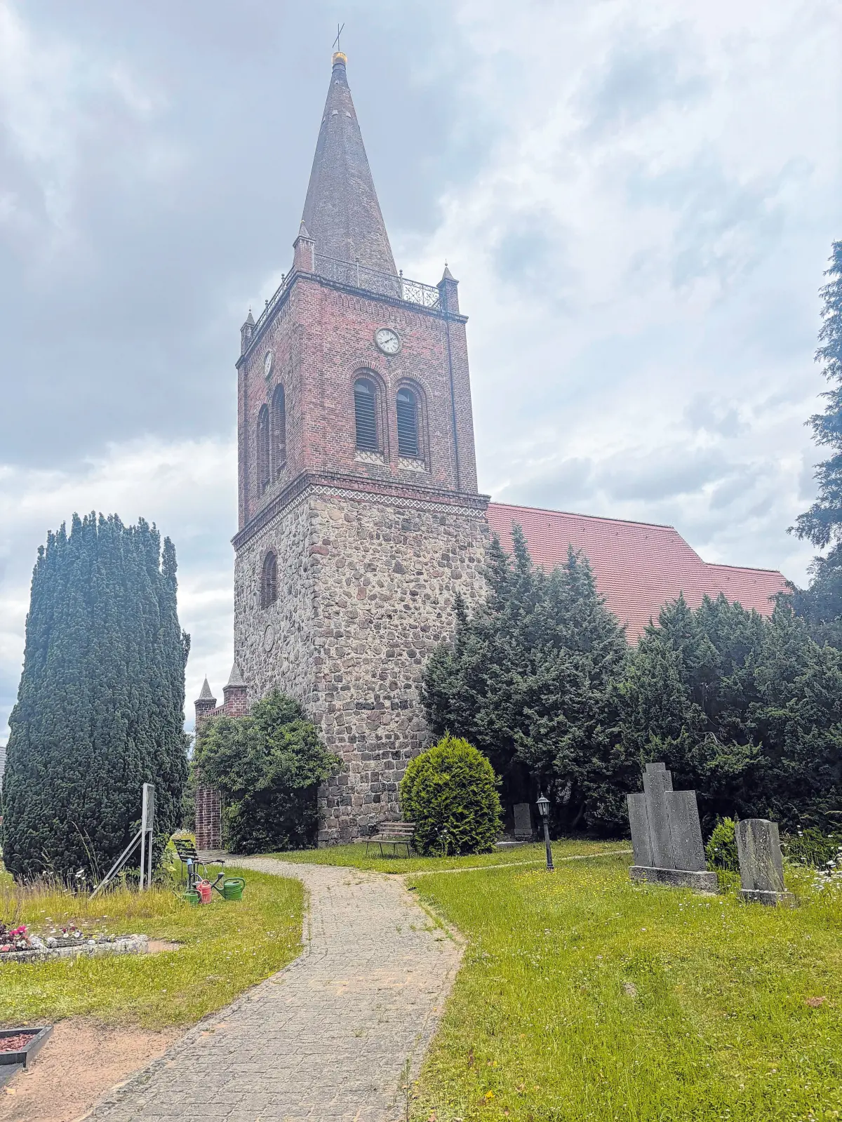 Das weithin sichtbare Wahrzeichen von Marxdorf: die Dorfkirche. Sie ist in den Jahren 1246 bis 1255 von Angehörigen des Templerordens errichtet worden, der als Inhaber des Kirchenpatronats galt. Im Turm hängt eine Glocke aus dem 14. Jahrhundert.
