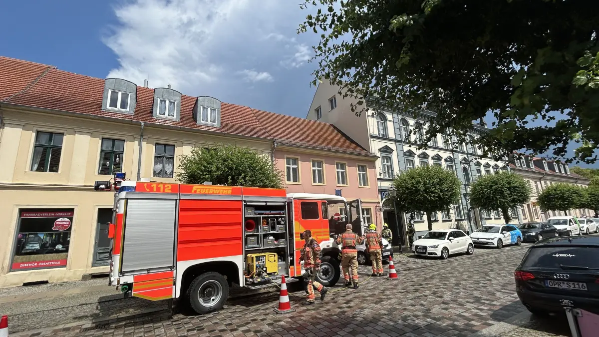 Die Feuerwehr im Dauereinsatz. Zeitweise war der Strom ausgefallen.