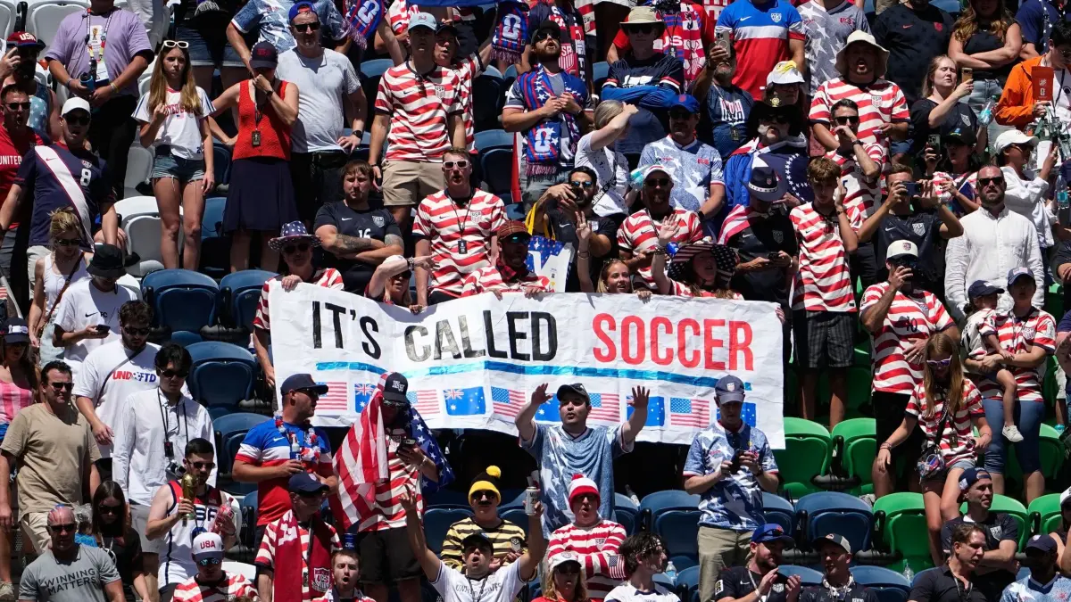 WM 2026 - USA - Australien: 19.06.2026, USA, Seattle: Fußball, Männer, WM 2026, USA - Australien, Vorrunde, Gruppe D, Spieltag 2, Seattle-Stadion, US-Fans halten ein Transparent mit der Aufschrift «it's called Soccer» in die Höhe. Foto: Lindsey Wasson/AP/dpa +++ dpa-Bildfunk +++