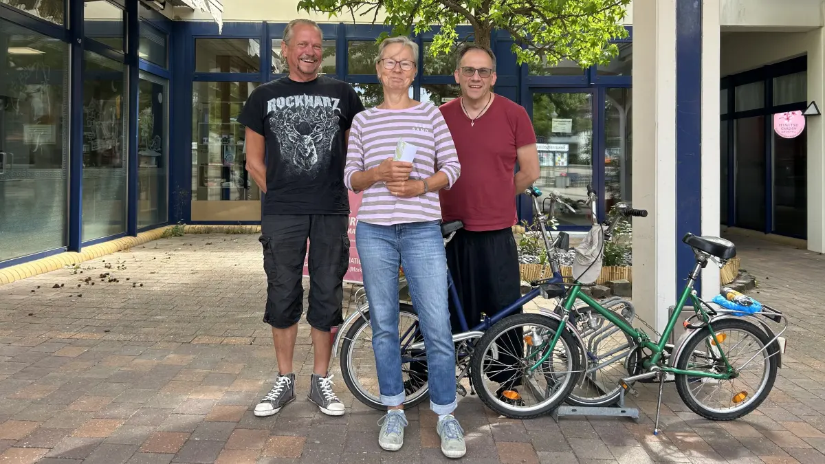 Freuen sich auf ihre Aufgabe in der neu gegründeten ADFC-Regionalgruppe Oder-Spree: Sven Gollub, Annette Kretschmann und Axel Langhoff (v.l.n.r.) vor der Touristinformation in Grünheide. Hier fand ein erstes Arbeitstreffen statt.