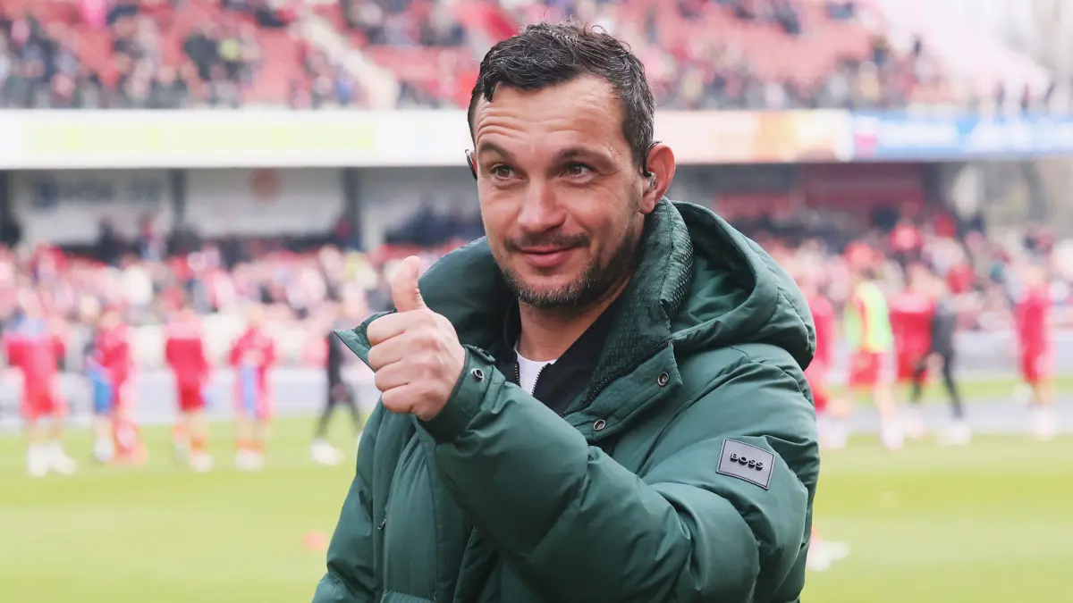 Daumen hoch für den Wechsel: Daniel Ziebig bekommt eine neue Aufgabe bei Energie Cottbus.