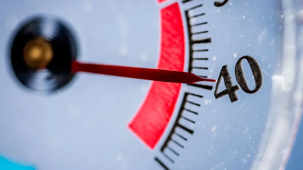 Außenthermometer zeigt fast 40 Grad Celsius an: ILLUSTRATION - Für Menschen, die von einer Angststörung betroffen sind, kann Hitze zusätzlichen Stress bedeuten. (zu dpa: «Was hilft, wenn Hitze Ängste verstärkt?») Foto: Frank Rumpenhorst/dpa/dpa-mag - Honorarfrei nur für Bezieher des Dienstes dpa-Magazin +++ dpa-Magazin +++