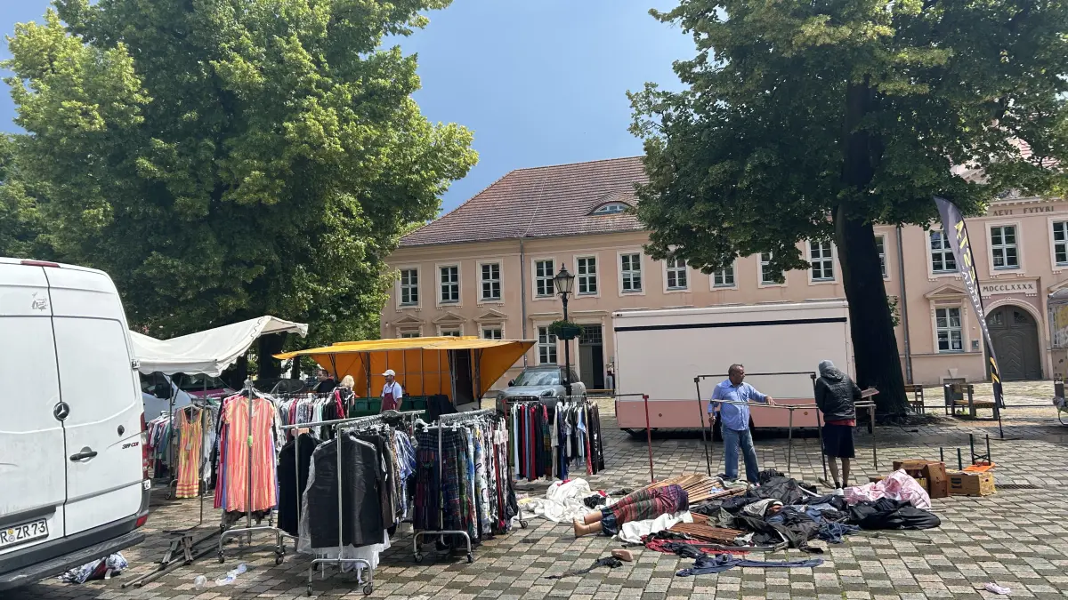 Händler auf dem Wochenmarkt beseitigten das Chaos, welches das Unwetter angerichtet hatte.