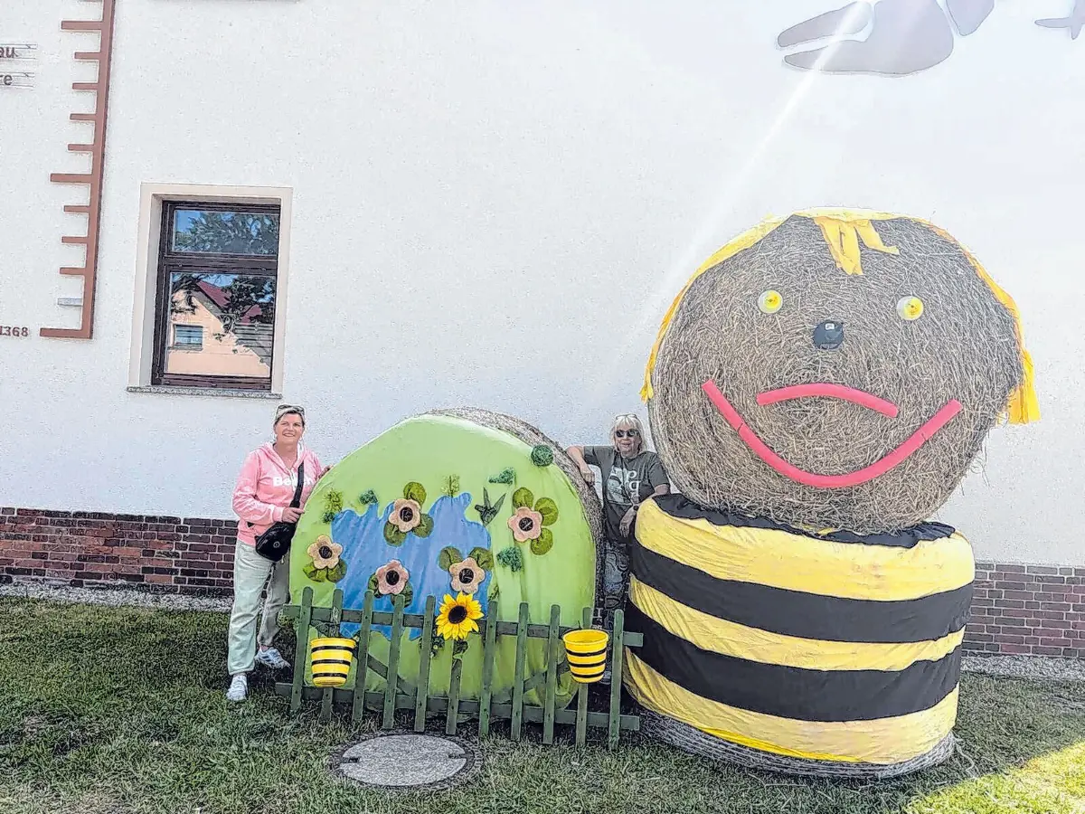 Ein echter Hingucker zur Zeidelkirmes: Die große Strohbiene begrüßt Besucher schon vor dem Festwochenende und erinnert an Wiesenaus lange Tradition als Zeidlerdorf.