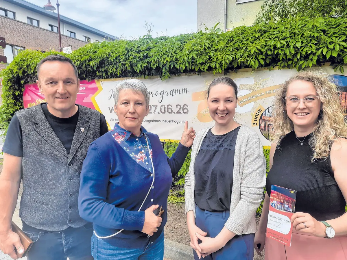 Ralf Lauckner (von links), Stefanie Reich, Jenny Lyson und Marleen Gresförder informieren über die Jubiläumsfestwoche vom 19. bis 27. Juni im Bürgerhaus. ⇥Foto: Tim Johnschker