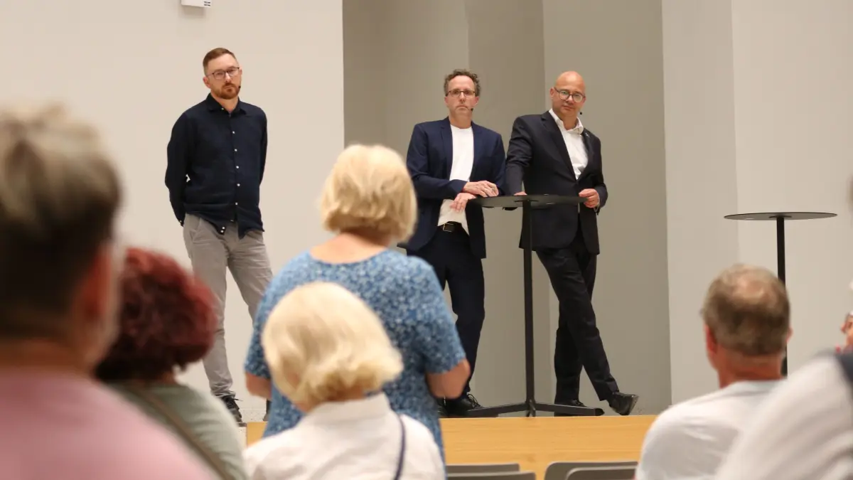 Tomasz Pilarski (v.l.) vom Stadtmarketing der Messe- und Veranstaltungs GmbH, Stadtsprecher Uwe Stiehler und Oberbürgermeister Axel Strasser beim Atriumgespräch im Rathaus Frankfurt (Oder)