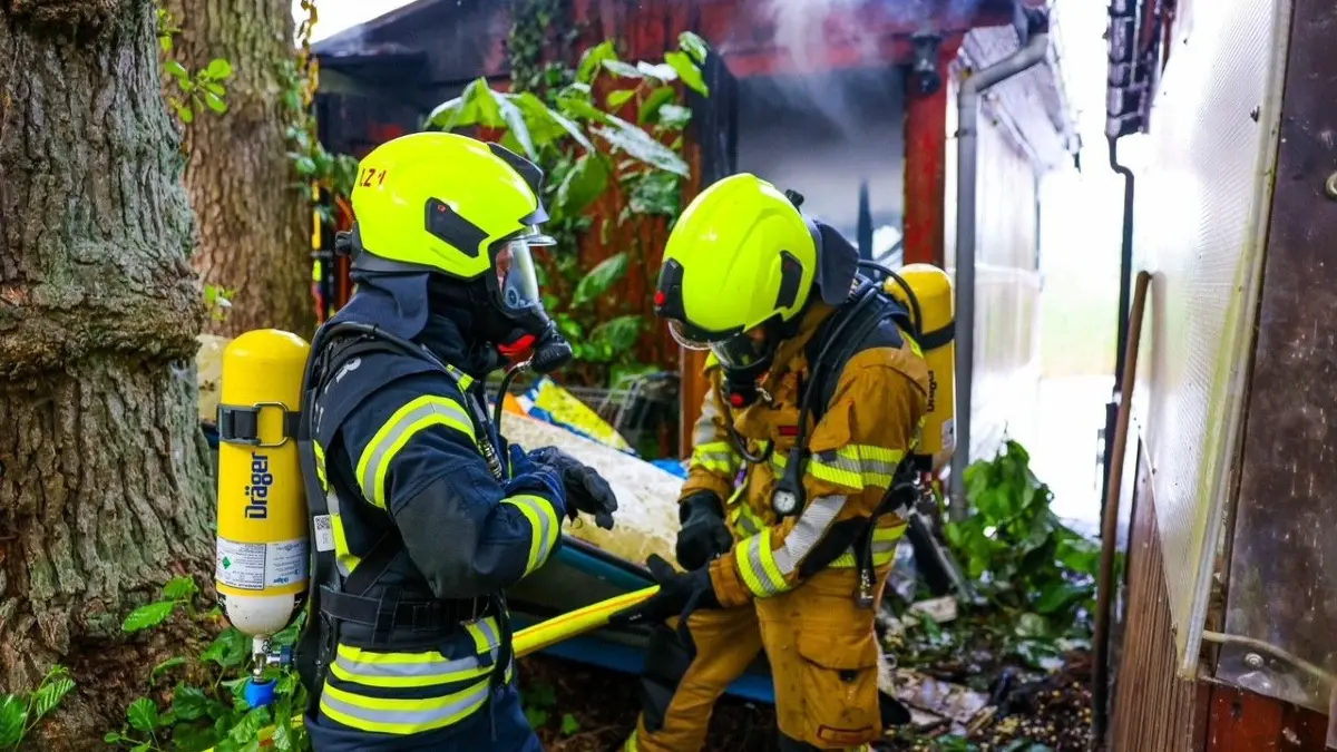Schwierige Bedingungen hatte die Feuerwehr aus Kremmen beim Brand eines Bungalows am Kremmener See. Insgesamt waren 49 Feuerwehrleute im Einsatz. Während der Löscharbeiten wurde eine verkohlte Leiche entdeckt. Jetzt steht fest, wer das Opfer ist.