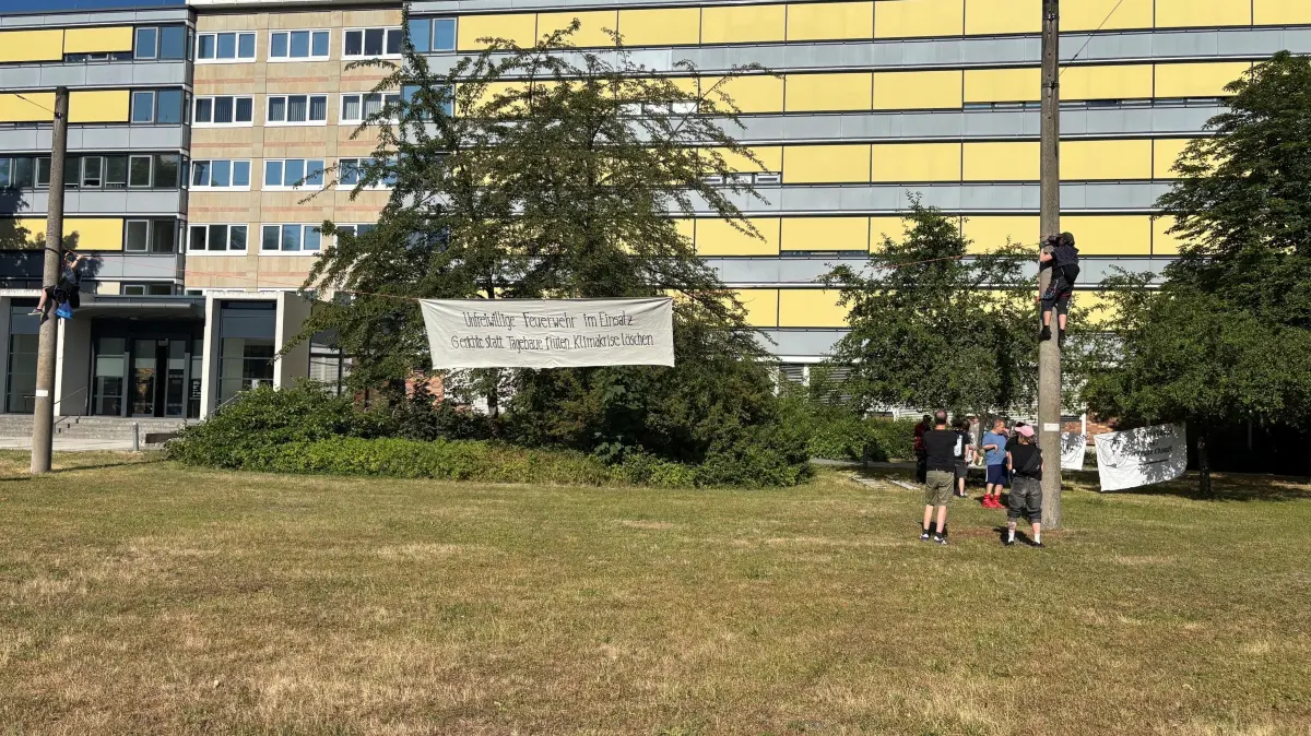 Demo der "Unfrewilligen Feuerwehr" vor dem Amtsgericht Cottbus. Drinnen beginnt der Prozess gegen eines der Mitglieder der Gruppe.