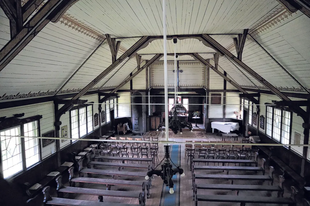 Blick in die historische Holzkirche in der Heimkehrsiedlung aus dem Ersten Weltkrieg