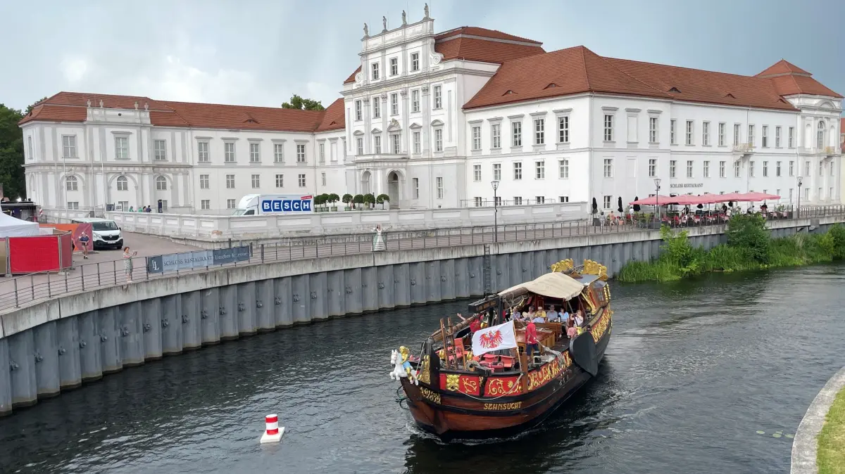 Stadtfest Oranienburg 2026, die Staatsyacht Sehnsucht auf der Havel vor dem Schloss, die Kurfürstin winkt