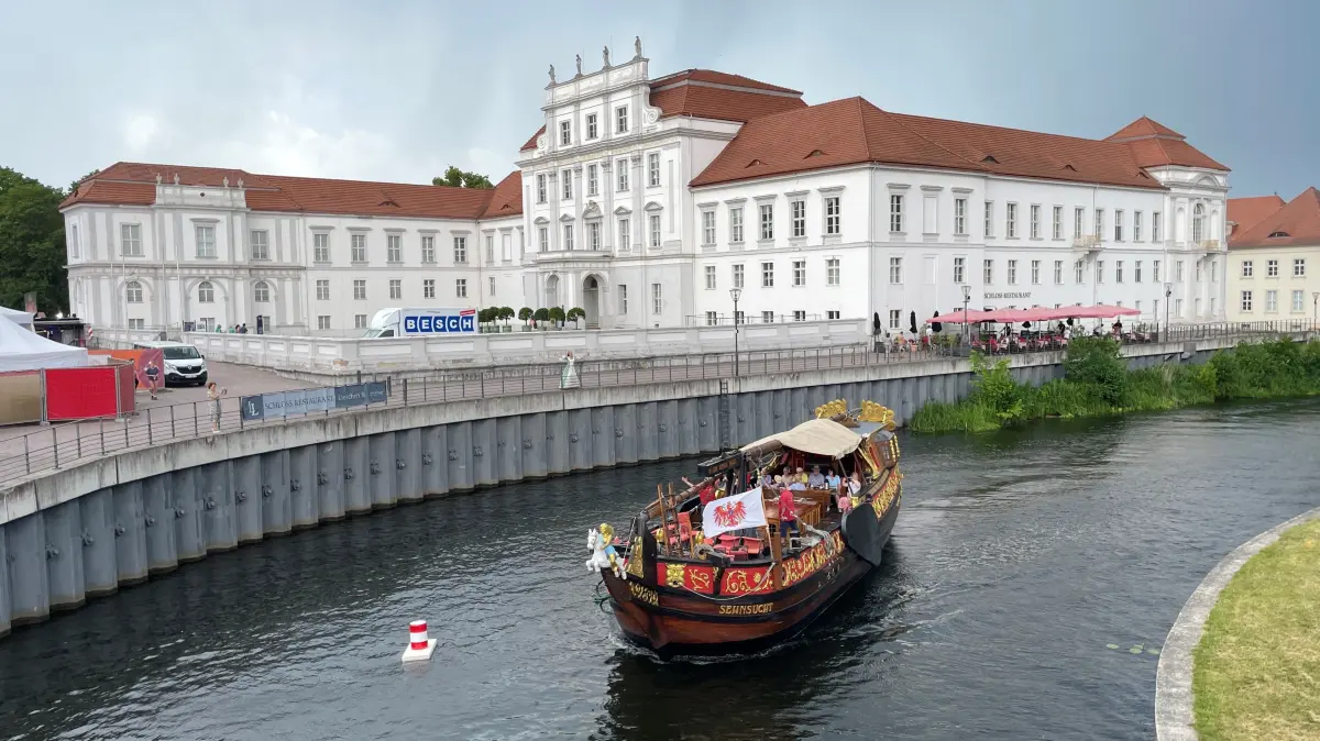 Stadtfest Oranienburg 2026, die Statenjacht „Sehnsucht“ auf der Havel vor dem Schloss, die Kurfürstin winkt