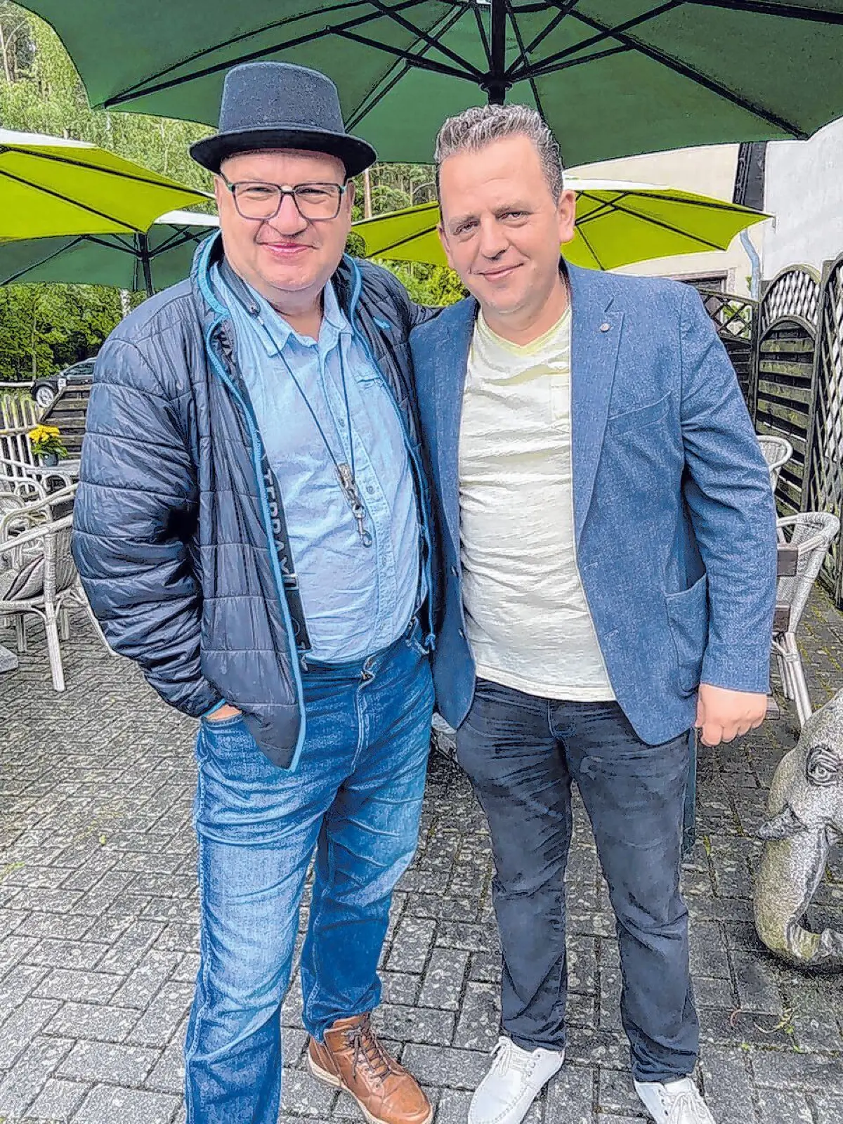 Musiker Thomas Wendland (l.) begleitete die Neueröffnung.