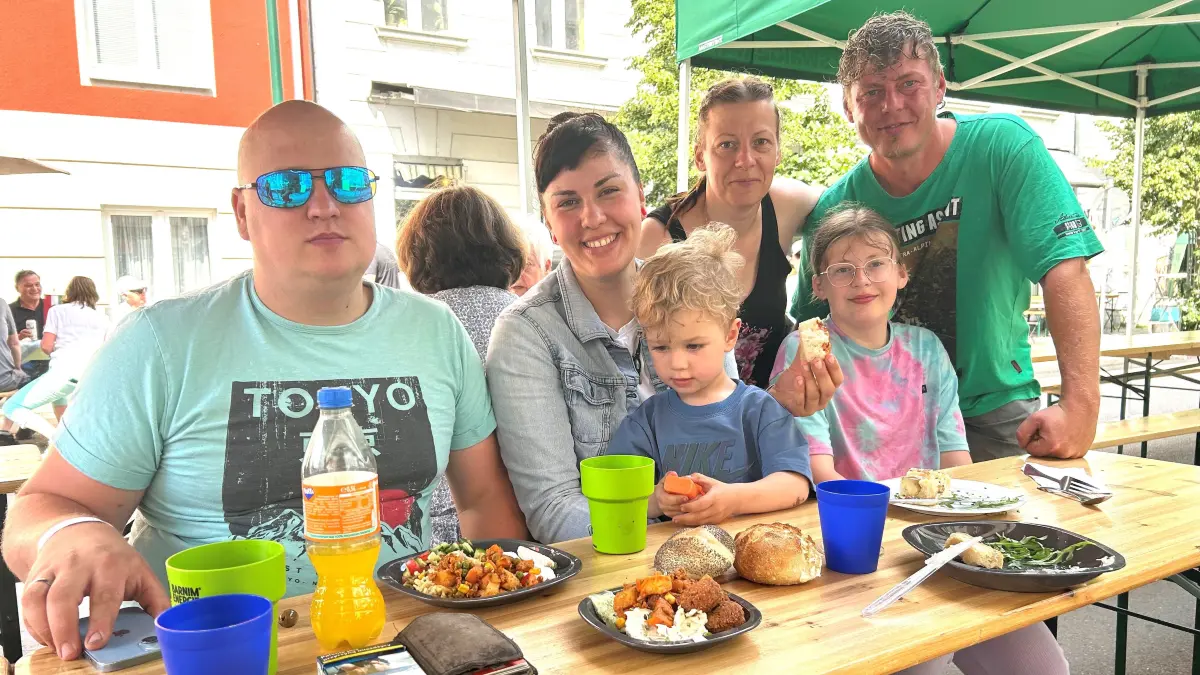 Schlemmen im Freundes- und Familienkreis: Beim Brunch in Eberswalde lassen sich auch Leik-Kilian Valkai, ssss Valkai, Marie (2), Katrin Fiedler, Josefin (12) und Guido Thiemann die Delikatessen aus aller Welt schmecken.