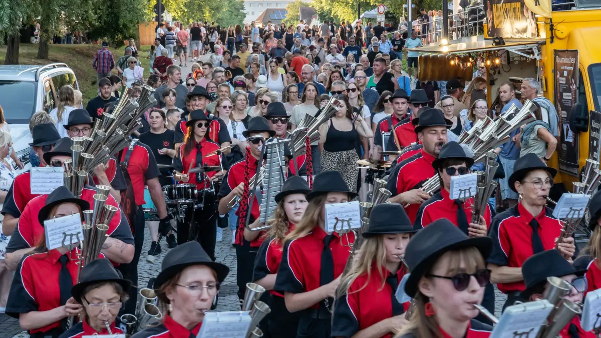Mittsommernacht: Schwedt, 19.6.2026: Trotz hochsommerlicher Temperaturen feierten zahlreiche Besucher in Schwedt eine stimmungsvolle Mittsommernacht und ließ sich v on der Schallmeienkapelle Rossow zusätzlich anheizen.
