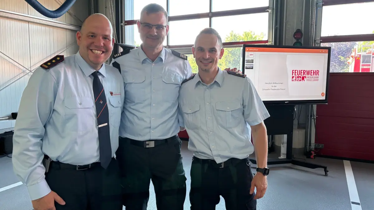 Eröffnung neue Feuerwache in der Bruchmühler Straße in Fredersdorf Nord. Von links: Gemeindewehrführer Thomas Rubin, Martin Zoles (Leiter Fachdienst Brand- und Katastrophenschutz beim Kreis), Nico Klauke (stv. Gemeindewehrführer)