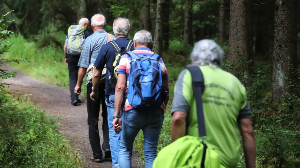 Wandertag: ARCHIV - 11.09.2021, Thüringen, Suhl-Schmiedefeld: Ältere Herren wandern über den Rennsteig anlässlich der Eröffnung des 29. Thüringer Wandertages. (zu dpa: «Wanderlust in Bad Tabarz – 13 Touren locken 800 Teilnehmer») Foto: Bodo Schackow/dpa-Zentralbild/dpa +++ dpa-Bildfunk +++