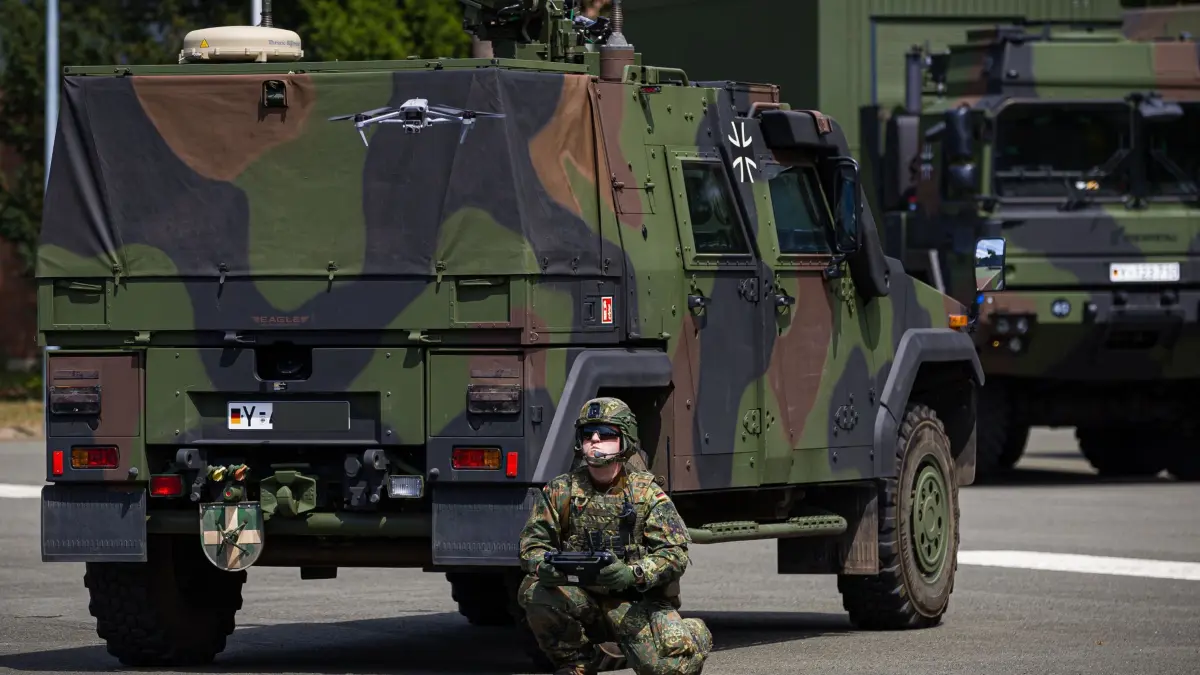 Multinationale Nato-Übung „CIMIG Quadriga 2026“: 20.06.2026, Niedersachsen, Nienburg (Weser): Ein Soldat nimmt an der multinationalen Nato-Übung «CIMIG Quadriga 2026» auf dem Gelände der Clausewitz-Kaserne teil und steuert eine Drohne. Die Übung läuft vom 14. bis zum 26.06.2026. Unter der Leitung der Bundeswehr wird das Zusammenspiel von Streitkräften mit zivilen Akteuren in Krisenszenarien geprobt. Foto: Moritz Frankenberg/dpa +++ dpa-Bildfunk +++