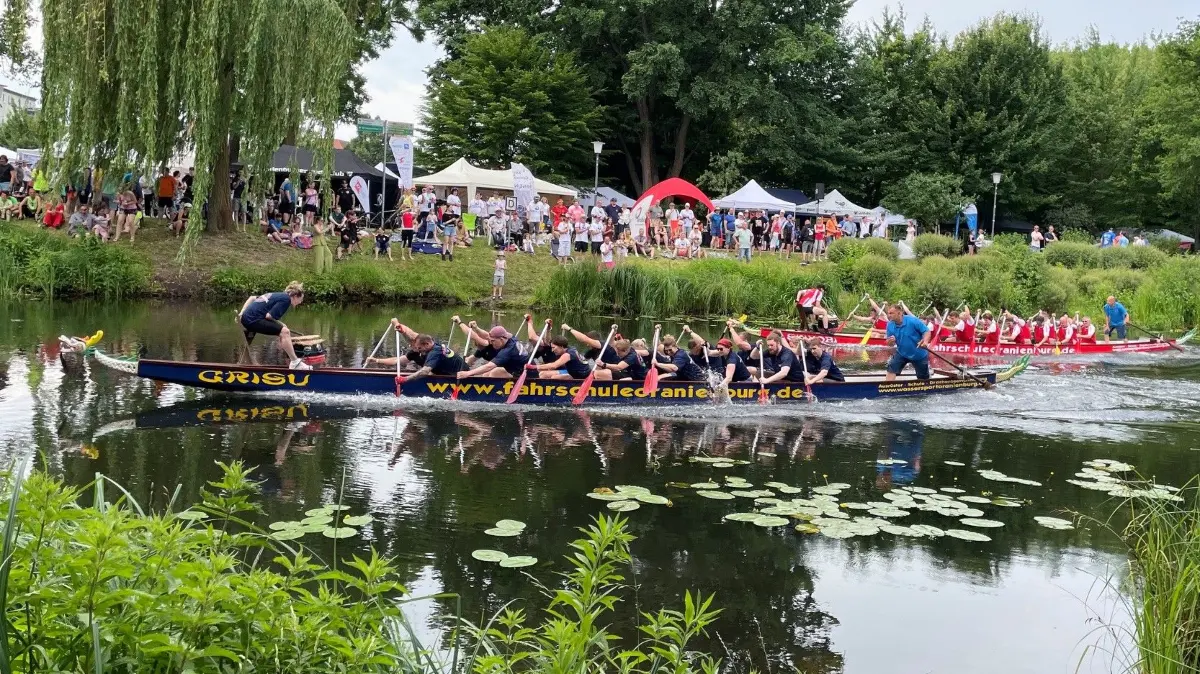 Stadtfest 2026 Oranienburg, Drachenbootrennen, Bühne mit Programm vor Schloss