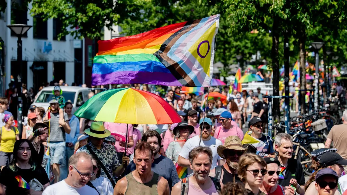 Christopher Street Day in Oldenburg: 20.06.2026, Niedersachsen, Oldenburg: Zahlreiche Menschen ziehen bei einem Umzug zum Christopher Street Day (CSD) mit Flaggen und Sonnenschirmen durch die Innenstadt. Der Christopher Street Day ist eine Demonstration und ein Fest für die Rechte von Lesben, Schwulen, Bisexuellen, Transgender und anderen queeren Menschen. Foto: Hauke-Christian Dittrich/dpa +++ dpa-Bildfunk +++