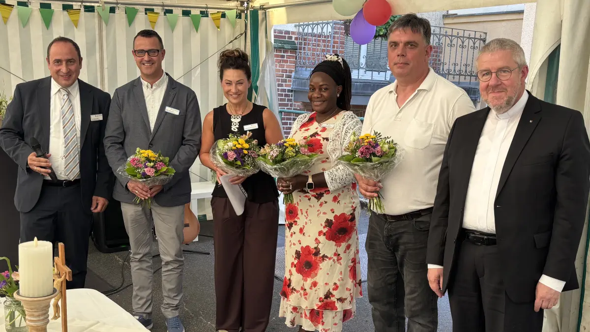 25 Jahre Bethesda: Jörg Antoine (l) und Frank Eibisch (r.), kaufmännische und theologische Vorstände der Lafim-Diakonie: zeichnen Björn Pächnatz (Standortleiter Angermünde), Jessica Evelyn Schmidt, Saben Kayiso Becker sowie Henry Blume, Koch und Objektleiter, aus.