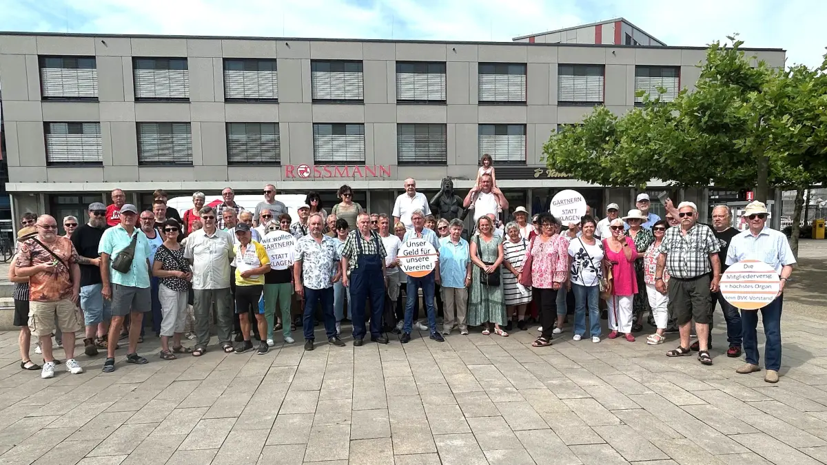 Protest auf dem Marktplatz von Eberswalde: Etwa 60 Kleingärtner vor allem aus Vereinen in Eberswalde und Finowfurt sind dem Aufruf zur erneuten Demo gegen den eigenen Bezirksverband gefolgt. Die Protestierenden haben in Sichtweite des Paul-Wunderlich-Hauses Aufstellung genommen.