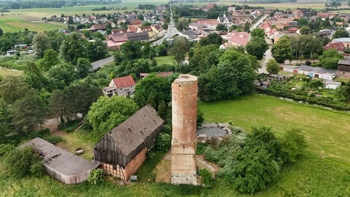 Burg Vierraden, Turm Viierraden, : Vierraden, 18.6.2026: Blick auf die Ruine der Burg Vierraden