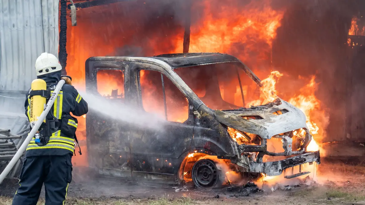 Feuerwehr: Schwedt, 21.6.2026: Vermutlich löste ein Blitzschlag während des Unwetters das Feuer in einem Carport im Schwedenweg in Vierraden bei Schwedt aus. Die Feuerwehr konnte ine Übergreifen der Flammen auf das Wohnhaus verhindern, ein benachbarter Transporter brannte jedoch ebenfalls aus.