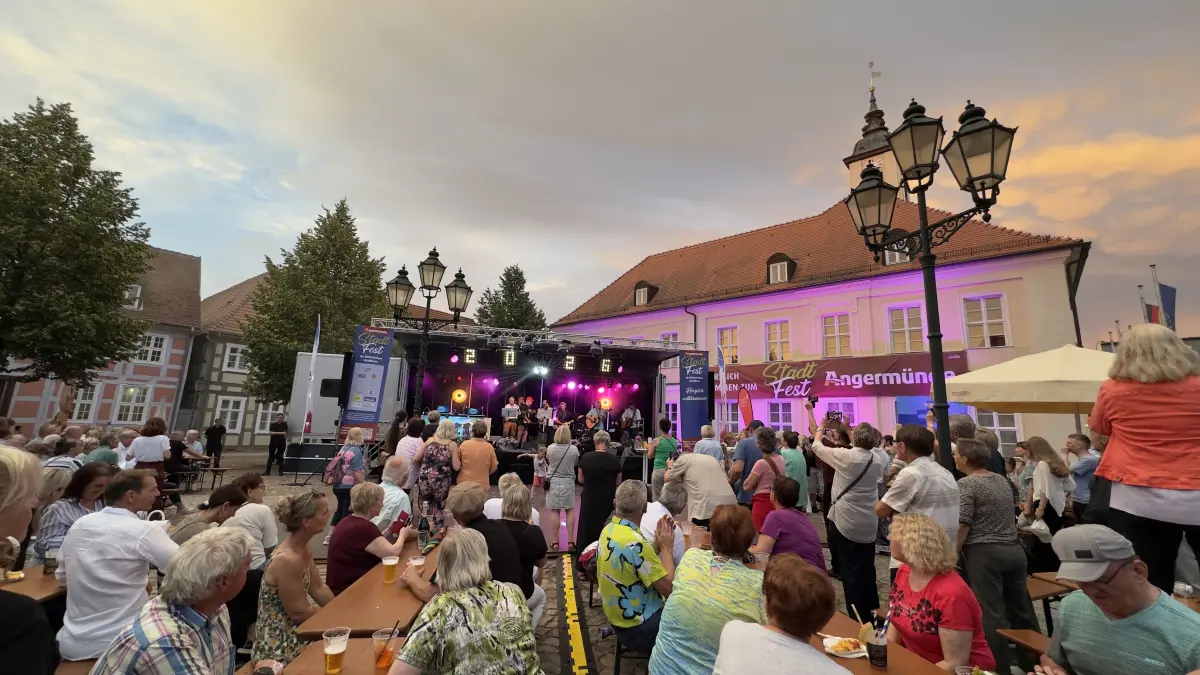 Beste Stimmung in der Altstadt: Beim Angermünder Stadtfest wurde gegessen, getanzt und mitgefeiert.