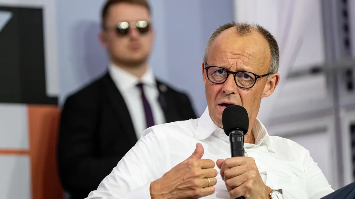 Tag der offenen Tür der Bundesregierung: 21.06.2026, Berlin: Bundeskanzler Friedrich Merz (CDU) spricht beim Tag der offenen Tür der Bundesregierung im Bundeskanzleramt. Foto: Fabian Sommer/dpa +++ dpa-Bildfunk +++