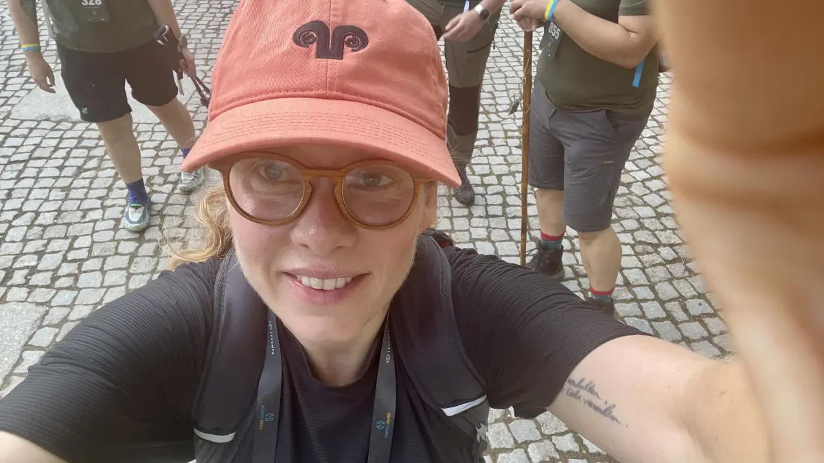 Noch sind die Schuhe sauber und der jugendliche Leichtsinn ungebrochen: Vor dem Start des „Hiking Hero“ in Bernau liegen 44 Kilometer durch den Barnim vor mir.