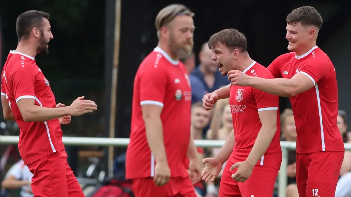 Siegtorschütze: Tim Hoffer (Mitte) vom TSV Wustrau mit Benjamin Walter (links) und Leo Hansen (rechts)