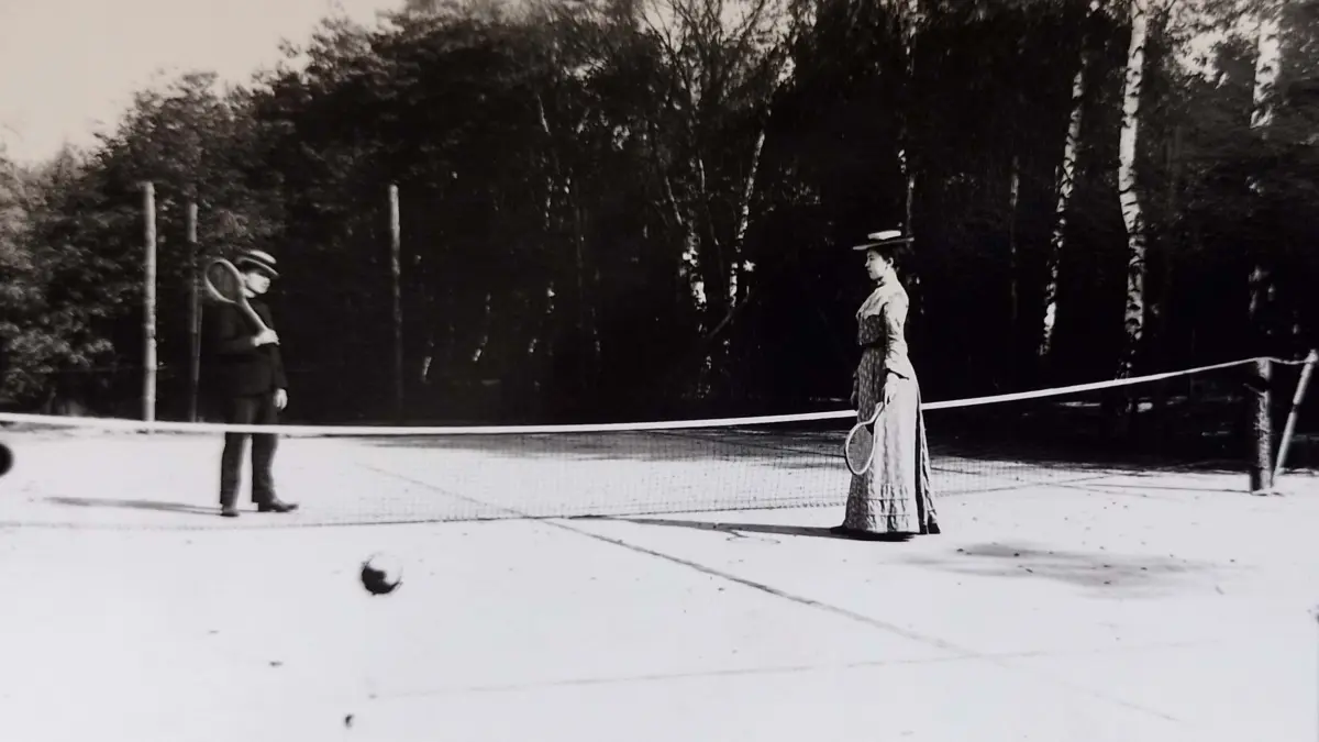 Tennisspiel in Fürstenwalde: Das Foto stammt aus der Zeit um 1904 und zeigt einen der Tennisplätze im Stadtpark. Aufgenommen wurde es von Carl Bürmann aufgenommen.